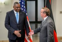 Lloyd Austin och Boris Pistorius, USA:s och Tysklands försvarsministrar, skakar hand inför ett möte i Berlin i förra veckan.