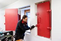 Anders Hurmerinta är en av dem som inspekterar skyddsrum i östra Nyland. Han kollar bland annat att lyckorna för fönstren, i de skyddsrum där det finns fönster, är tillräckligt täta. 