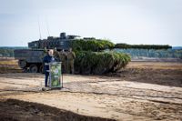 Tysklands förbundskansler Olaf Scholz håller tal till soldater framför en stridsvagn av typen Leopard 2 i tyska Ostenholz i oktober 2022.
