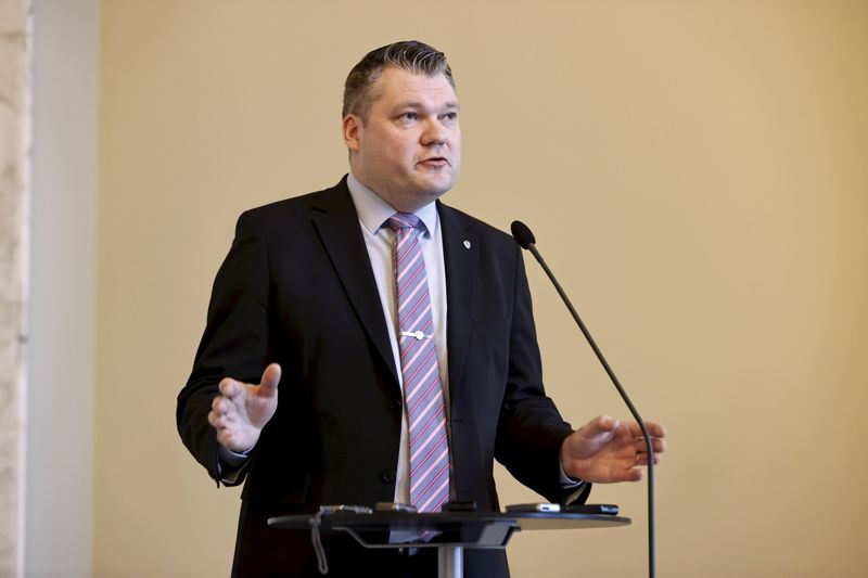 Försvarsminister Mikko Savola (C) säger att Finland är med i samarbetet, och att försvarsmakten ska bereda beslut om hur det ska se ut i praktiken.