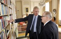 Carl Bildt kommenterar president Martti Ahtisaaris medlingsinsatser i positiv ton i sin nya bok.