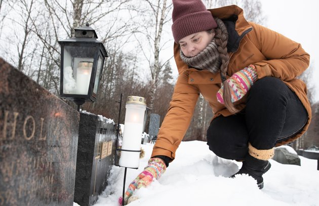 Paula Merivirta besöker sin lillebror på Klockarmalmens ängsbegravningsplats i Esbo varje månad.