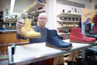 Harri Hasa har sålt skor i över 50 år. Hans butik, som föräldrarna grundade 1966, har överlevt flera svåra perioder.