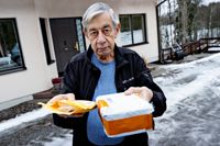 Kurt Lindroos i Sibbo brukar köpa allt från elektronik till hälsopreparat via utländska webbutiker. – Jag får ofta ett meddelande i e-posten om att paketet ligger i ett mellanlager och levereras hem till mig när jag betalat en extra leveransavgift, men det är bara strunt. Jag brukar aldrig betala extra och paketen kommer ändå fram nån dag senare, säger han.