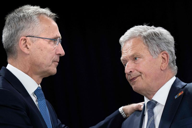 President Sauli Niinisto (t.h.) var på måndagen i snabb kontakt även med Natos generalsekreterare Jens Stoltenberg. Arkivbild.