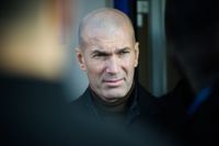 Zinedine Zidane väntar på att rätt jobb ska dyka upp.