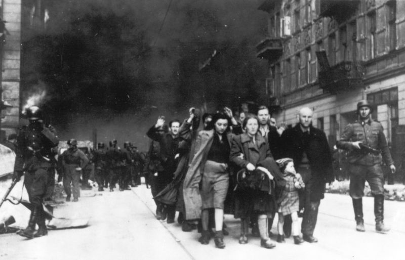 Polska judar leds bort för deportering av SS-soldater under upproret i gettot 1943. Arkivbild.