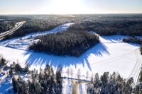 Hästkärrsbergets detaljplaneområde ligger norr om Ring III i Esbo. Skidspåren vid Oitans friluftsområde sträcker sig till närheten av det planerade datacentret. Arkivbild.