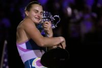 Aryna Sabalenka med ett hårt grepp om pokalen.
