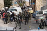 Israelisk polis säkrar området där en tonårig pojke öppnade eld i östra Jerusalem på lördagen.