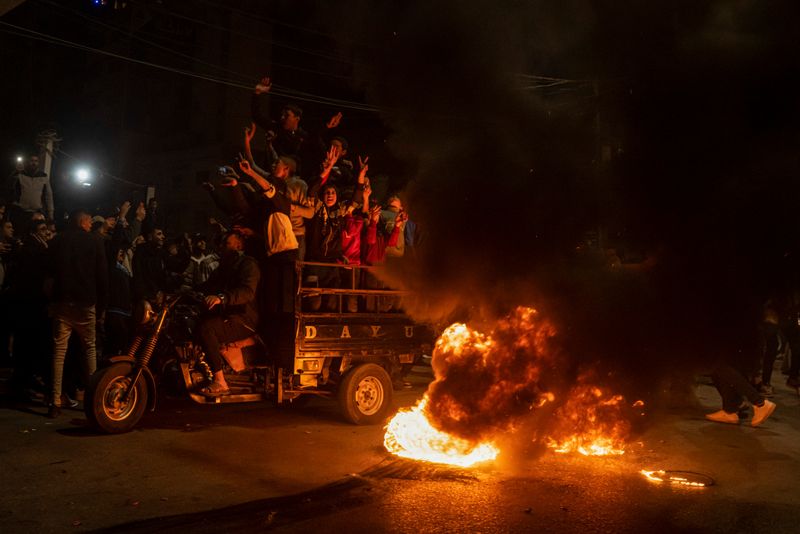 Palestinier samlas i Gaza efter fredagens attack mot en synagoga i Jerusalem.