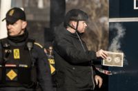 Högerextreme Rasmus Paludan utanför en moské i Nørrebro, Köpenhamn på fredagen.