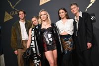 Zara Larsson anländer till P3 Guld-galan i den omtalade klänningen.