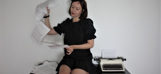Julia Mäkkylä hittade det skönlitterära skrivandet genom Arvid Mörne-tävlingen när hon höll på att skriva sin kandidatuppsats och var trött på det akademiska språket.
