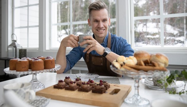 Anders Wikström är en vän av baktraditioner och bakverk förknippade med högtider. På bilden har han bullat upp med Runebergstårtor till vänster, brownies med kaffesmörkräm, tranbär och kolasås, i mitten, och kokostoppar, kolakakor och sockerdoppade bullar till höger.