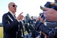 President Joe Biden i snack med reportrar utanför Vita huset. Frågan om stridsflyg till Ukraina kom upp – och avvisades.