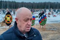 Wagnerstyrkorna har lidit väldiga förluster, längst fram i leden kring Bachmut. Deras ledare Jevgenij Prigozjin är alltmer kringskuren. Här närvarar han vid en stupad soldats begravning i S:t Petersburg i december förra året. Arkivbild.