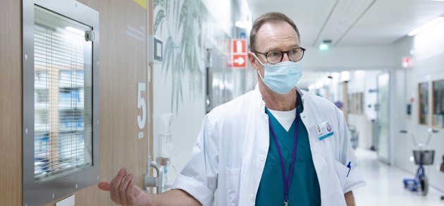 Jukka Salminen tycker det känns illa att som finländsk barnkirurg skicka patienter till andra nordiska länder för att det finländska köerna för barnhjärtpatienter är lagstridigt långa.