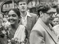 Jörn Donner (1933–2020) var känd som författare, filmregissör och politiker. Efter hans bortgång upptäcktes även hans fotografier. På bilden är Jörn Donner på en fredskonferens för unga i Colombo, Sri Lanka 1957.