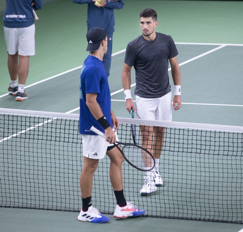 Pedro Cachin (ATP-68) laddar upp inför dusten mot Finland.
