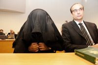 Esa Åkerlund dömdes till femton års fängelse för tre dråp och skjutvapenbrott i februari 2011. Till höger hans advokat Heikki Lampela.