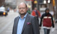 Advokaten Jussi Sarvikivi är baserad i Helsingfors och är verksam främst i Nyland. Han säger att han bara i fjol hade flera huvudförhandlingar som sköts upp på grund av språket – efter att han påtalat att klientens modersmål är svenska.