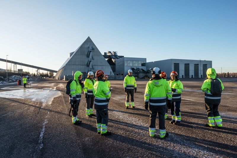 Pyramiden och silon som skymtar i bakgrunden kan lagra 31 000 kubik bränsle. – Det räcker i 3–4 dagar om anläggningen körs med full effekt, säger Antti Saikkonen.