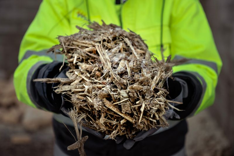 Biobränsle är av varierande kvalitet. Under transporten kan det frysa till klumpar. De sållas ut. När de har smultit kan de användas.