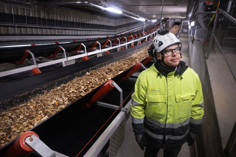 Varifrån kommer energin som värmer radiatorn i din lägenhet? Allt startar på det här rullbandet med träflis som är på väg att brännas.