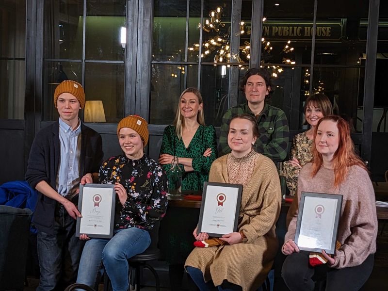 Vinnare och domare. Från vänster Isak Härö och Erika Härö som fick tredje pris, domaren Teresa Välimäki, vinnaren Jenny Hoffström, domarna Kasper Strömman och Sikke Sumari och Sari Umpala som tog andra platsen i tävlingen.
