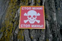 En varningsskylt för att det kan finnas landminor i området. Bilden är från ett område nära Ukrainas huvudstad Kiev i juni förra året.