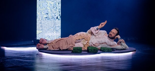 Eskapistiska fantasier på Esbo stadsteater. Elmer Bäck medverkar i En kort episod i svampcivilisationens universella historia.