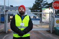 Arbetarskyddet Ronnie Gustafsson var strejkvakt utanför Fermion i Hangö på onsdagsmorgonen.