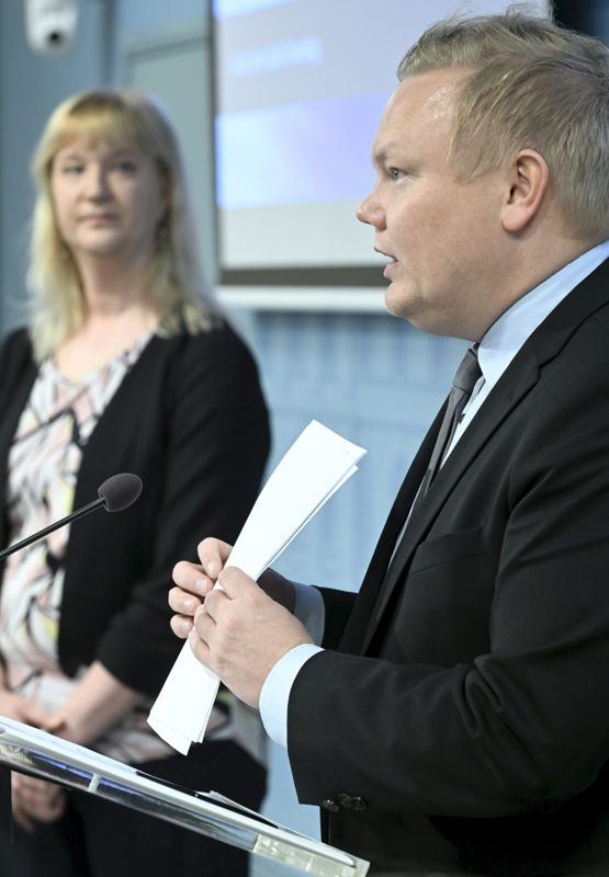 Konsulten Anna Laine och jord- och skogsbruksminister Antti Kurvinen redogör för de frivilliga spelregler som ska göra att konsumenterna ska våga lita på att produkter som marknadsförs som klimatneutrala verkligen håller måttet.