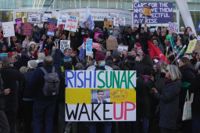 Vårdpersonal håller upp protestplakat mot premiärminister Rishi Sunak. Bild från i mitten av januari.