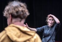 Mikaela Hasán under arbetet med Duvteaterns I det stora landskapet.