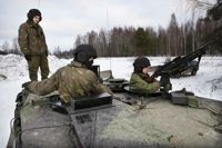 Beväringar lär sig använda stridsvagnen Leopard 2A6 vid Pansarbrigaden i Hattula. Från vänster, Viljami Niemi, laddare, Jani Onkalo, vagnchef och Samuli Kokko, skytt.