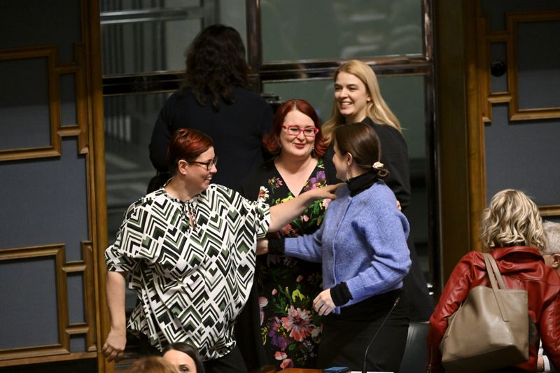 Vänsterförbundet röstade för translagen. Här firar Merja Kyllönen, Pia Lohikoski och Veronika Honkasalo resultatet.
