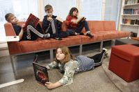 Oscar Saaristo, Leo Forslund, Nur Ronen (i soffan) och Celina Blomqvist trivs i Kvarnbackens skolbibliotek.