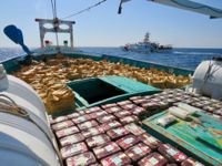 Den amerikanska marinens fartyg USCGC Emlen Tunnell (i bakgrunden) slog till mot ett fartyg som smugglade droger i Juhla Mokka-påsar.