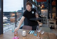 Zacharias Währn tror att rika språkkunskaper är en fördel när man söker jobb. – Vi får mycket positiv feedback för att vi pratar svenska. Kunder uppskattar nog när de får betjäning på sitt eget språk.