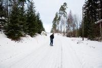 Mikael Karlsson drar regelbundet bilar ur diket. Just nu, när bilden togs, är vägen riktigt bra. Det kan ändå förändras fort.