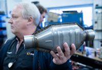 Under ett metallhölje på katalysatorn, eller ”katten” som den kallas i mekanikerkretsar, döljer sig metaller värda hundratals euro. Den här varianten är en universalversion som Stefan Holmqvist använder i sin undervisning på yrkesinstitutet Prakticum i Helsingfors.