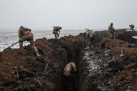 Ukrainska soldater gräver skyttegravar i närheten av Bachmut i östra Ukraina.