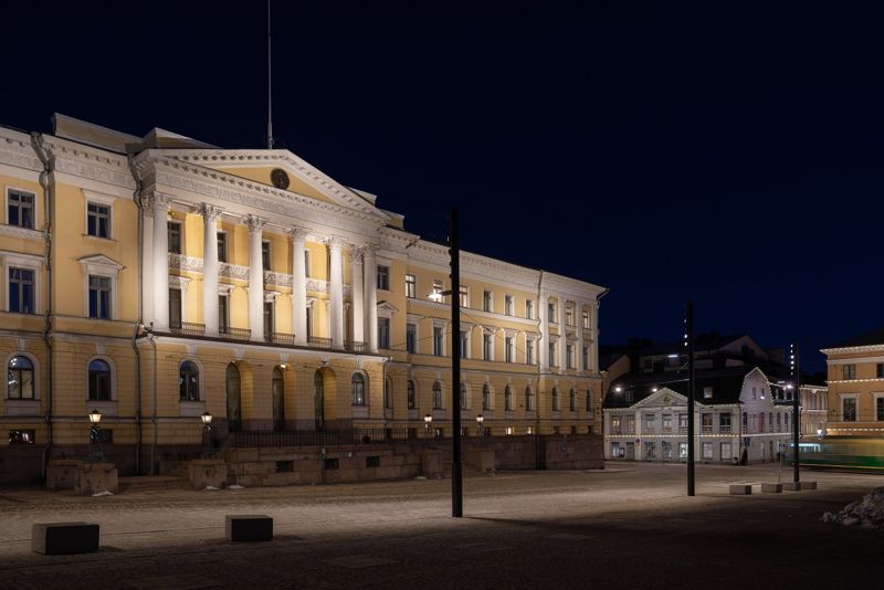 Också fasadbelysningen på de omgivande byggnaderna har förnyats. Här är Finansministeriet i kvällsbelysning.