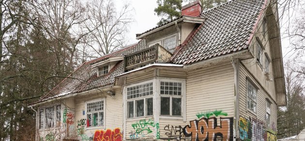 Villa Granliden i Kilo har passerat sina glansdagar för länge sedan. Den hundraåriga villan i Trillaparken har stått tom de senaste åren och lockat till sig graffitikonstnärer. Nu säljer Esbo stad den skyddade villan.