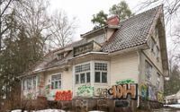 Villa Granliden i Kilo har passerat sina glansdagar för länge sedan. Den hundraåriga villan i Trillaparken har stått tom de senaste åren och lockat till sig graffitikonstnärer. Nu säljer Esbo stad den skyddade villan.