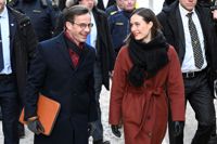 Sveriges statsminister Ulf Kristersson och Finlands statsminister Sanna Marin promenerar till den svenska regeringens högkvarter Rosenbad i Stockholm på tisdagen.