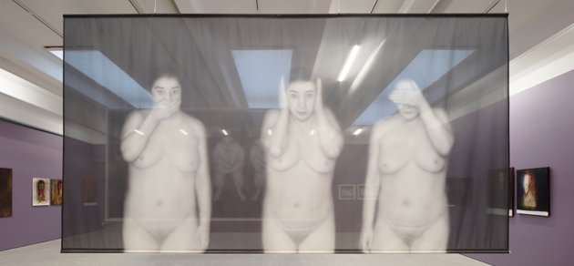 Installationsbild från utställningen Itsekuva på konsthallen Kohta med verk av Violeta Bubelytė i förgrunden.