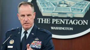 Pentagons talesperson Patrick Ryder säger att USA vidtar åtgärder för att säkerställa att ballongen inte samlar in känslig information. Arkivbild.